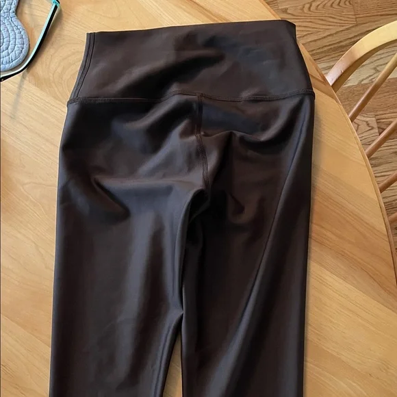 ALO Yoga 7/8 High Waist Air Lift Legging.  S.  Espresso. - Picture 4 of 5